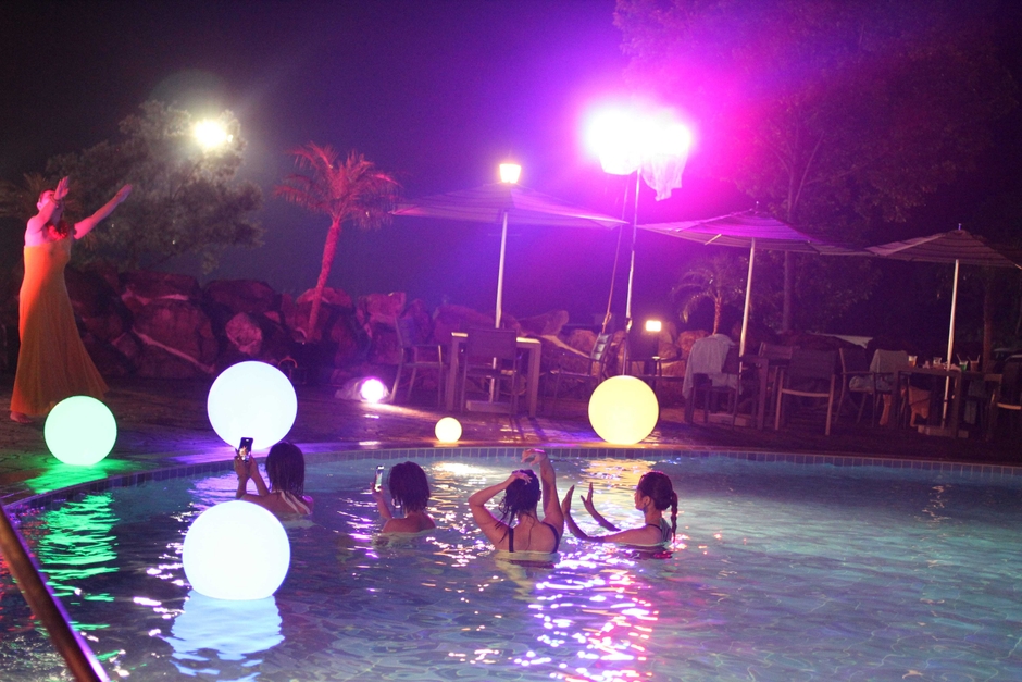 ナイトプールの様子