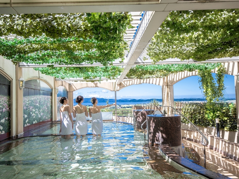 猪苗代湖を臨む露天風呂