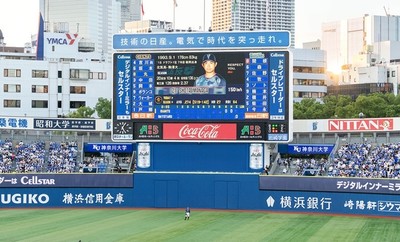バックスクリーン横の縦帯のビジョン広告