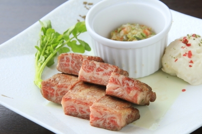 ご夕食のメインは鉄板で焼き上げるステーキ
