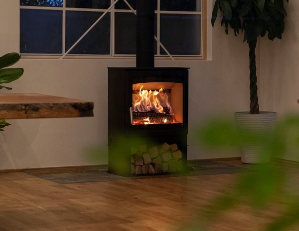 室内は暖かく薪ストーブの炎が揺らめき心身を癒してくれる