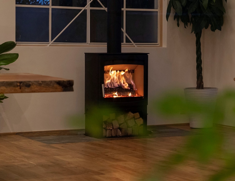 室内は暖かく薪ストーブの炎が揺らめき心身を癒してくれる