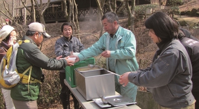 豚汁振舞いの様子