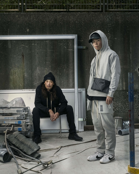 スウェットセットアップはブラックとグレーの2色展開