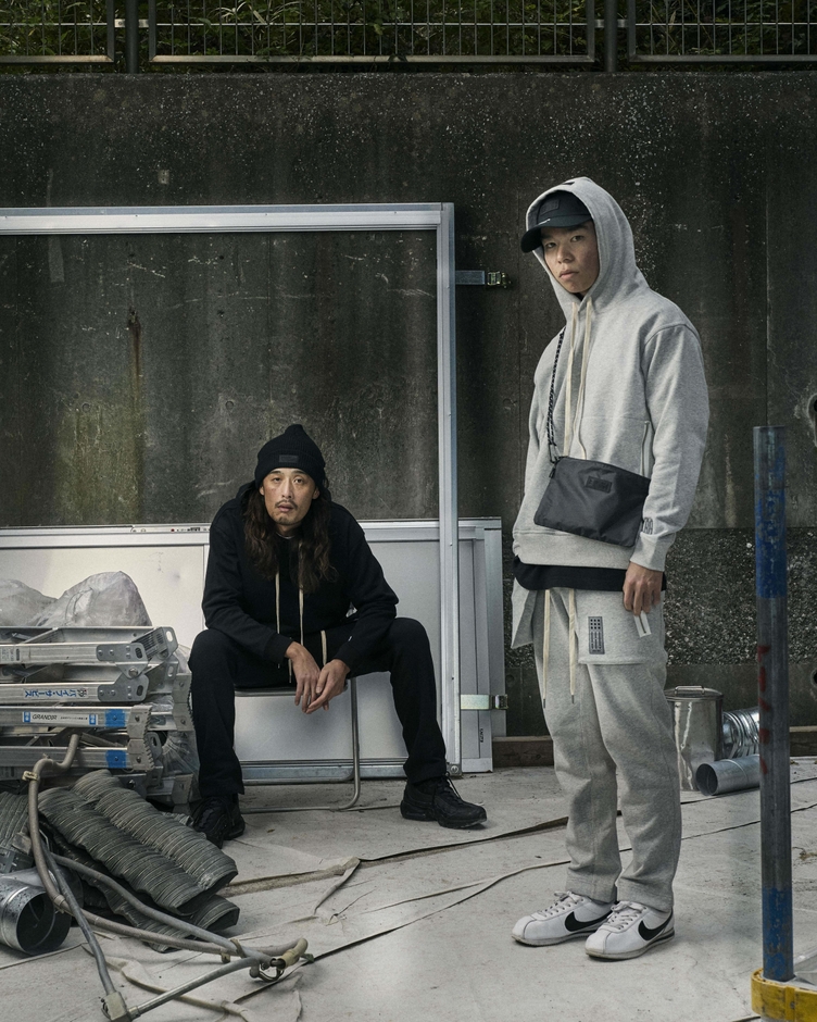 スウェットセットアップはブラックとグレーの2色展開