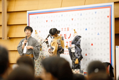 昨年のゲストステージの模様　左：FM802 DJ 飯室大吾、右：昨年のゲスト・さんかく