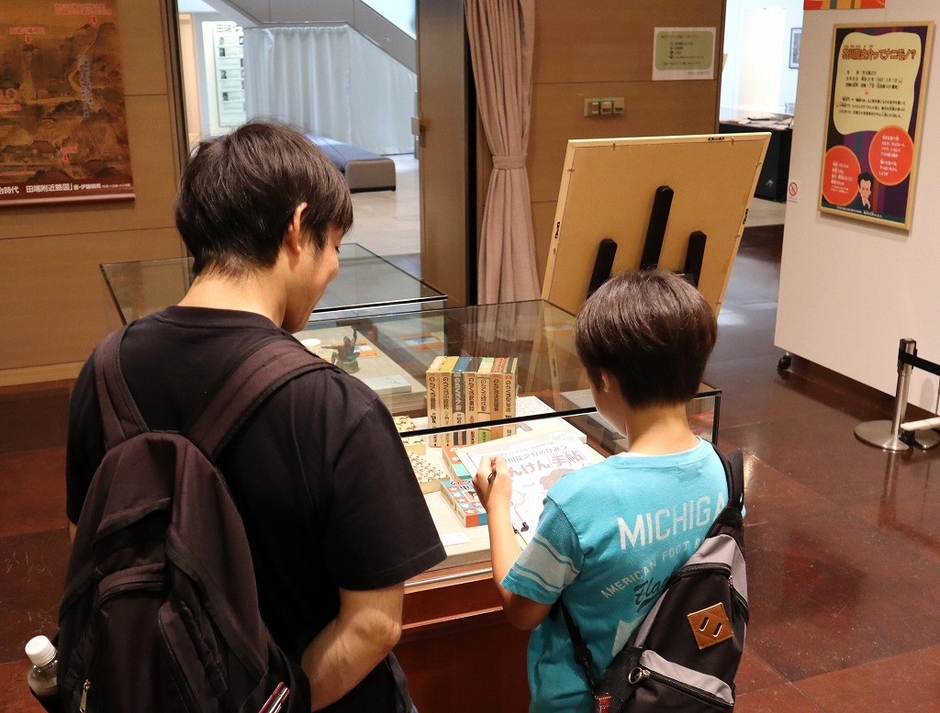 展示室で「たんけん手帖」に挑戦する参加者