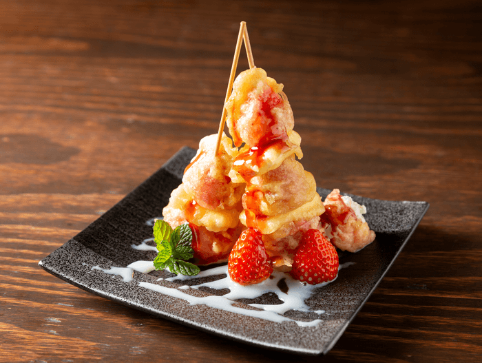 和泉いちごとクリームチーズの天ぷらツインタワーWソースがけ