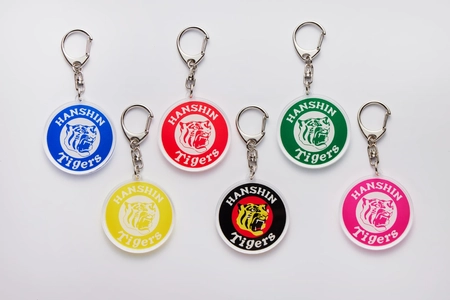 道の駅ぎのざに「ガチャCAN」自販機が登場！ 1/29からタイガースアクリルキーホルダー販売開始！