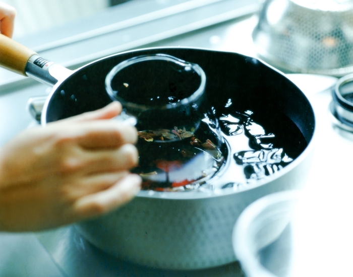 自然農法で栽培された茶葉使用のオリジナルハーブティー photo:ONODA Yoichi