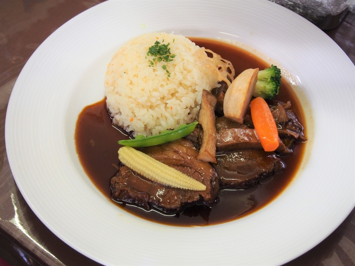牛バラ肉の赤ワイン煮込み・バターライス添え　イメージ