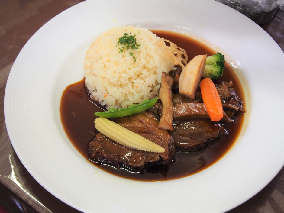 牛バラ肉の赤ワイン煮込み・バターライス添え　イメージ