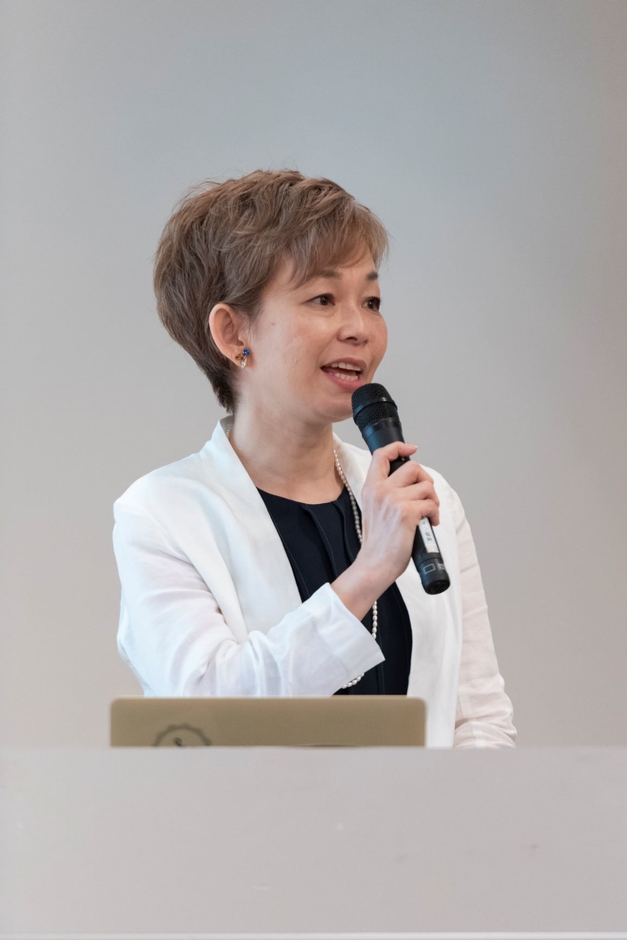 西崎 彩智(講演の様子2)