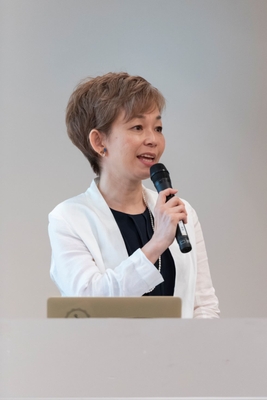 西崎 彩智(講演の様子2)