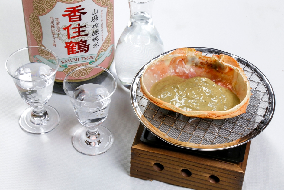 地元の日本酒「香住鶴」とカニ料理のペアリング（3酒セットで880円）も堪能できる。