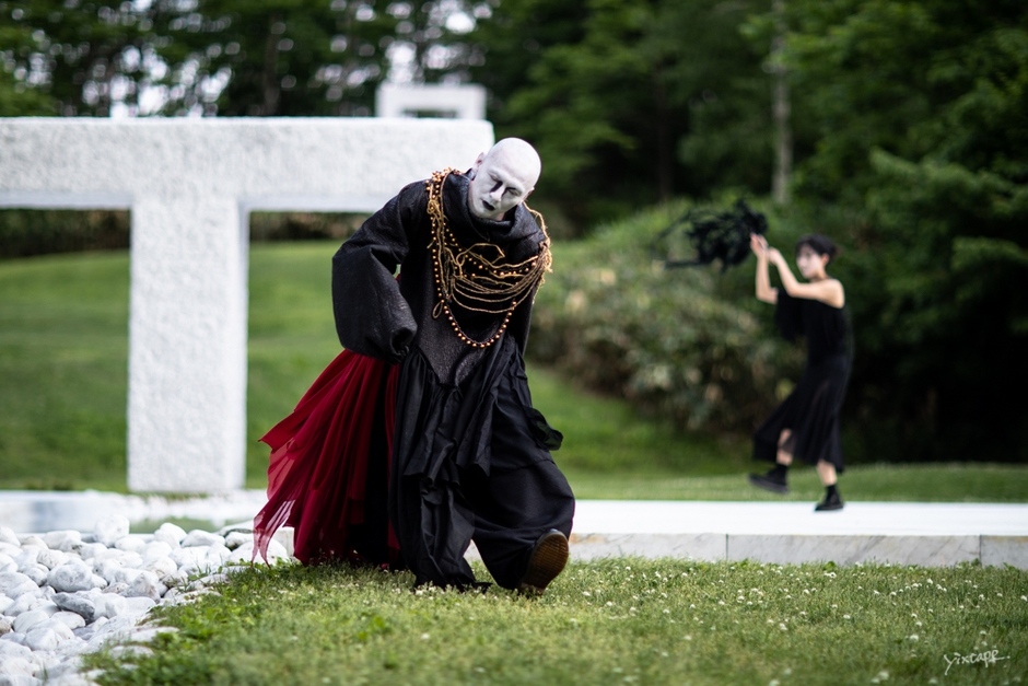 美しい彫刻が点在する、芸術公園でのパフォーマンス