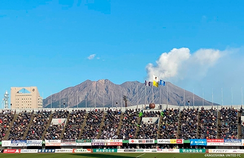 実際に白波スタジアムのメインスタンド側から眺められる桜島