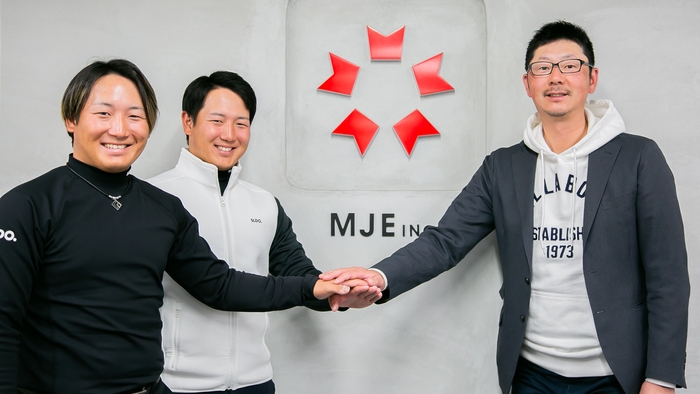 左から黒川航輝選手、黒川逸輝選手、MJE代表大知