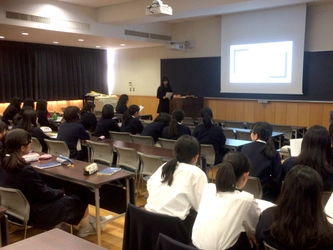 考える力を育てる普連土学園の論文指導プログラム　 高校1年生が研究論文の中間報告を開始
