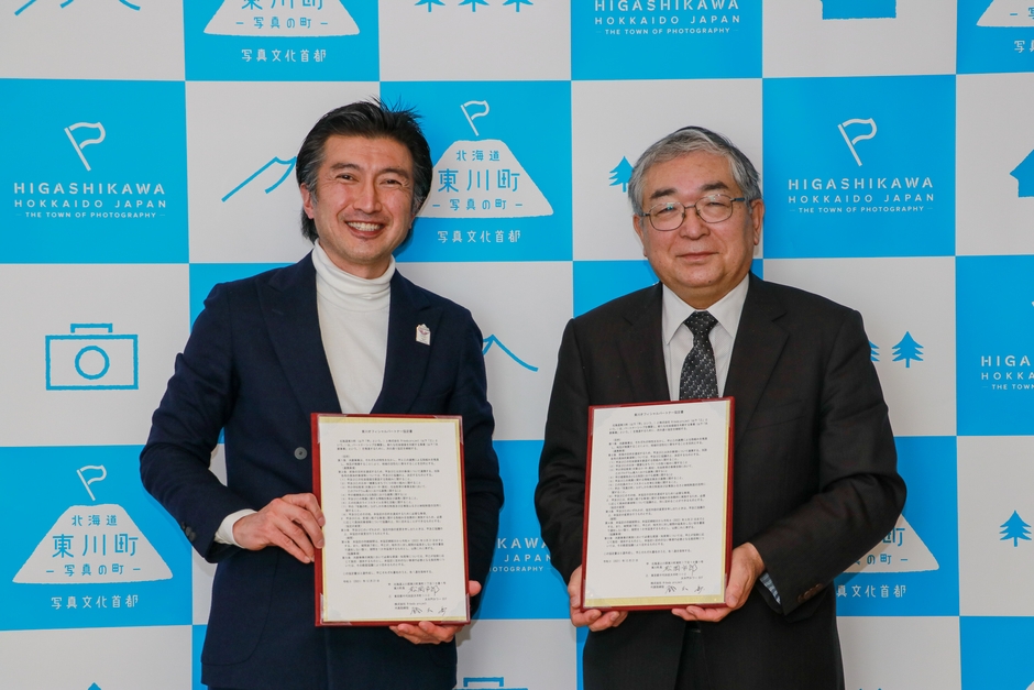 締結式の様子。株式会社R-body project 鈴木 岳.氏（左）、東川町長 松岡市郎（右）