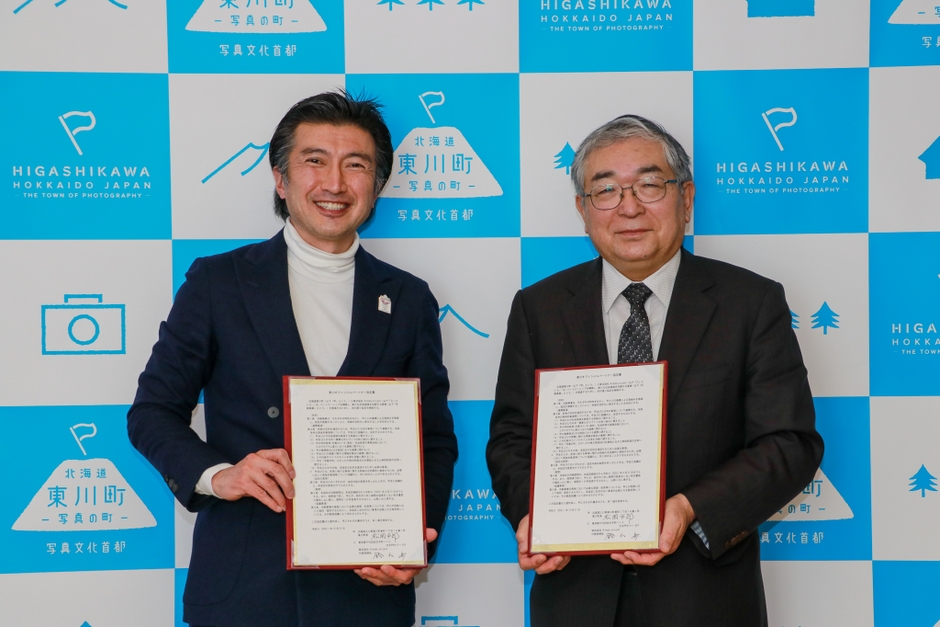 締結式の様子。株式会社R-body project 鈴木 岳.氏(左)、東川町長 松岡市郎(右)