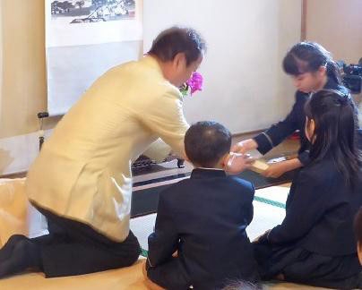 集めた募金を手渡す様子(昨年度)