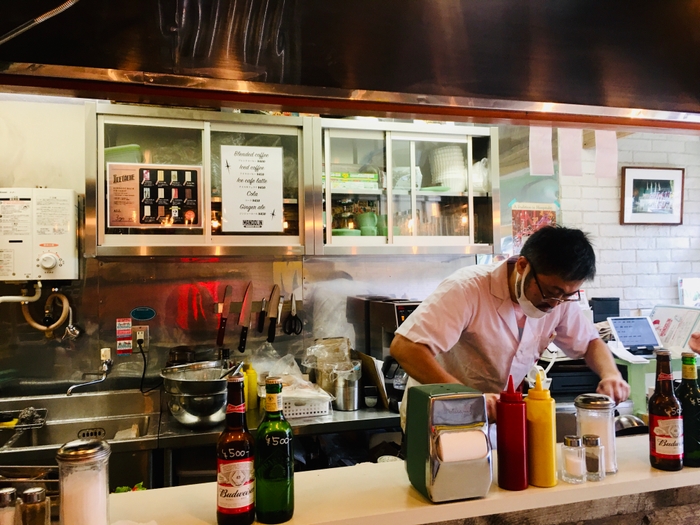 オープンキッチンで丁寧にハンバーガーを焼き上げる店主の今村さん