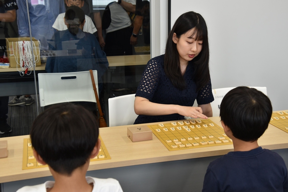 指導対局を行う脇田女流初段