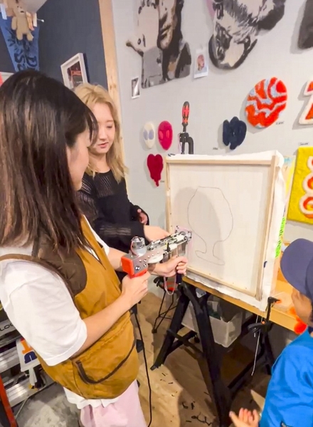 カスタム・ラグのイベントでは、毛糸を打ち込んでラグをつくる「タフティング」が体験できるワークショップも開催。クリエイターとのコミュニケーションを通じてカスタム・ラグの魅力にハマったお客様も多かったそう（今井氏提供）