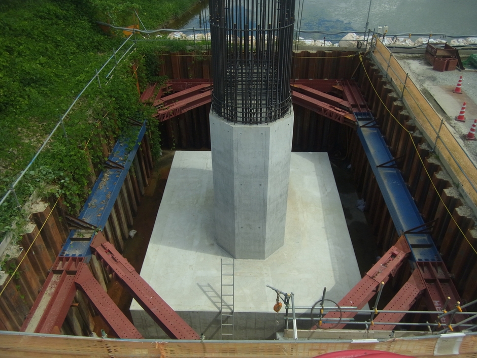 重仮設による山留工事の様子(ヒロセメガビーム(R))　