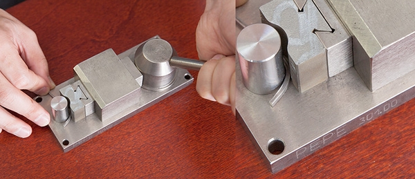 1) 平らに伸ばされた角棒からリング状にする工程