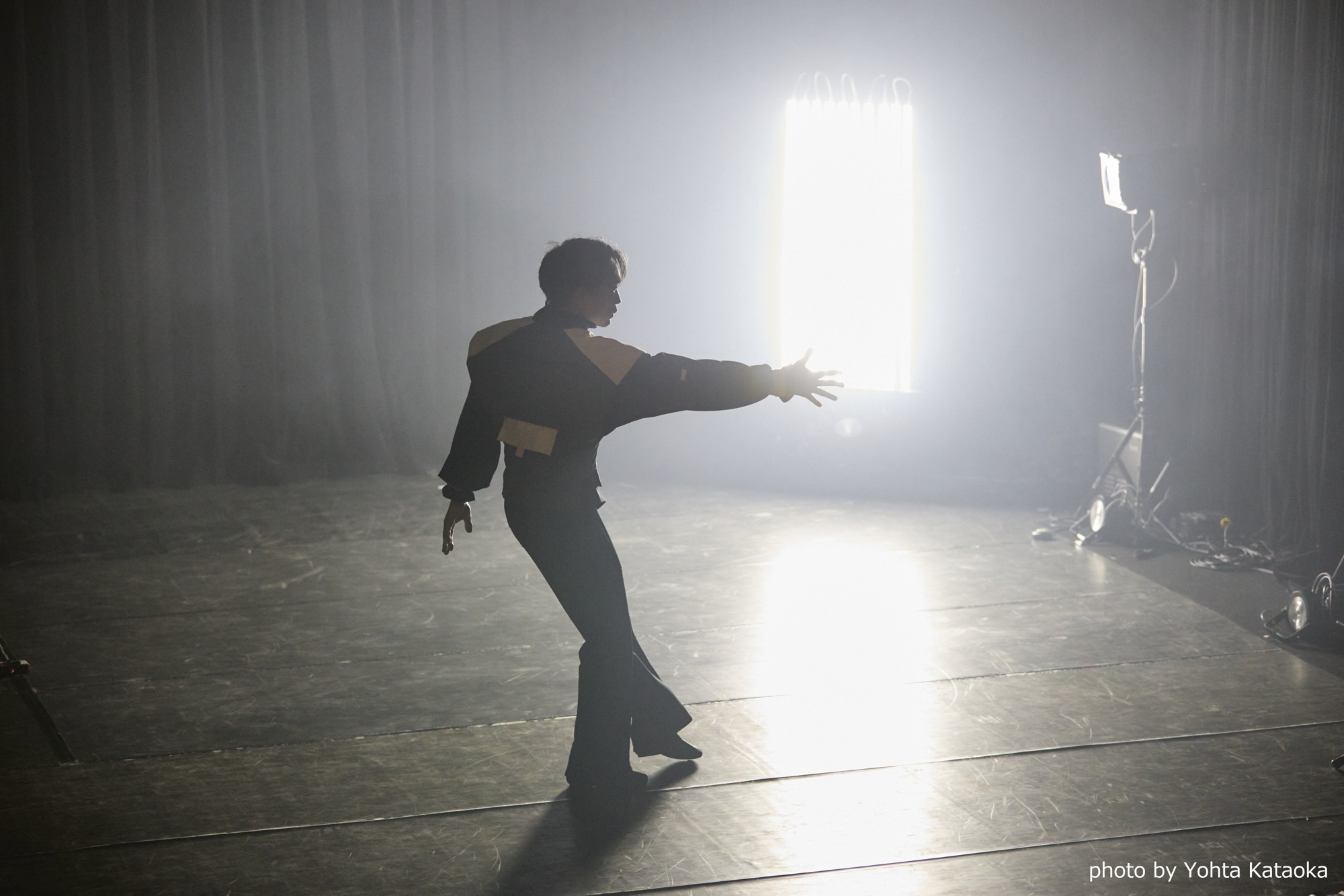 ダンス公演と音楽ライブの「ボーダー」を取り払う　A.P.I.新作パフォーマンス『decr.』　1月14日（水）チケット発売開始