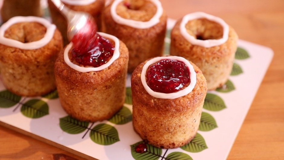 ジンジャークッキー入りの風味豊かな生地と、ラズベリージャムの甘酸っぱさが絶妙に調和した味わいが魅力。