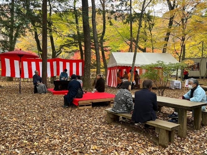 野点の様子（写真は紅葉の時期）