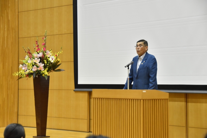 あいさつする小原学長