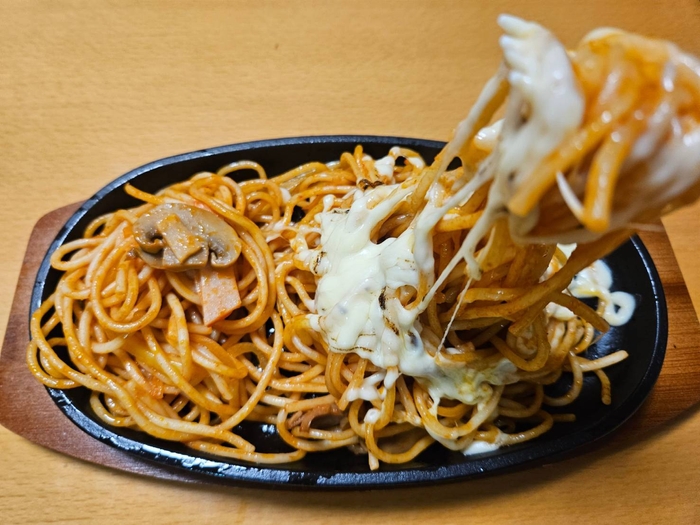 炙りチーズ鉄板焼ナポリタン