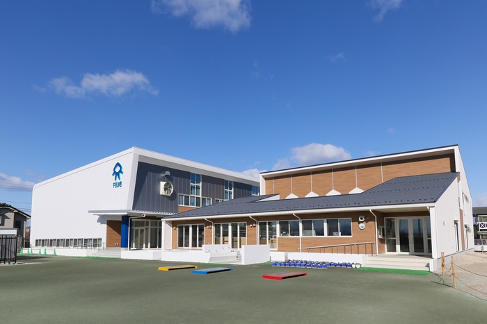 小学校と体育館の外観