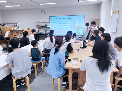参加した高校生に向けて学生が説明