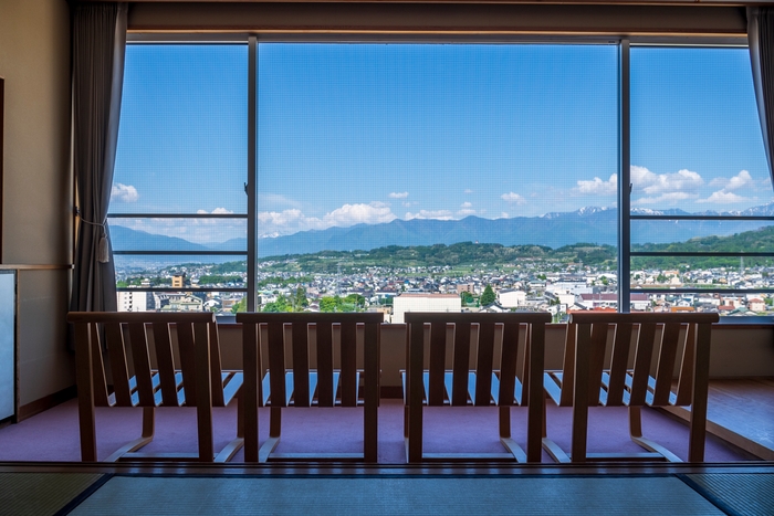 北アルプスを望む客室