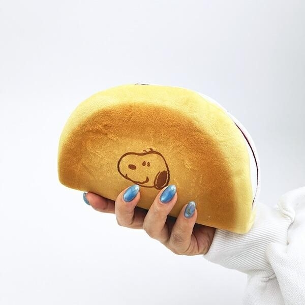 スヌーピーのスイーツがモチーフのポーチ