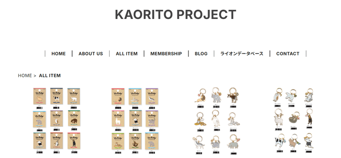 可愛いキーホルダーやピンバッジをセレクト仕入れしたグッズも販売中（キーホルダー¥770／ピンバッジ￥550）