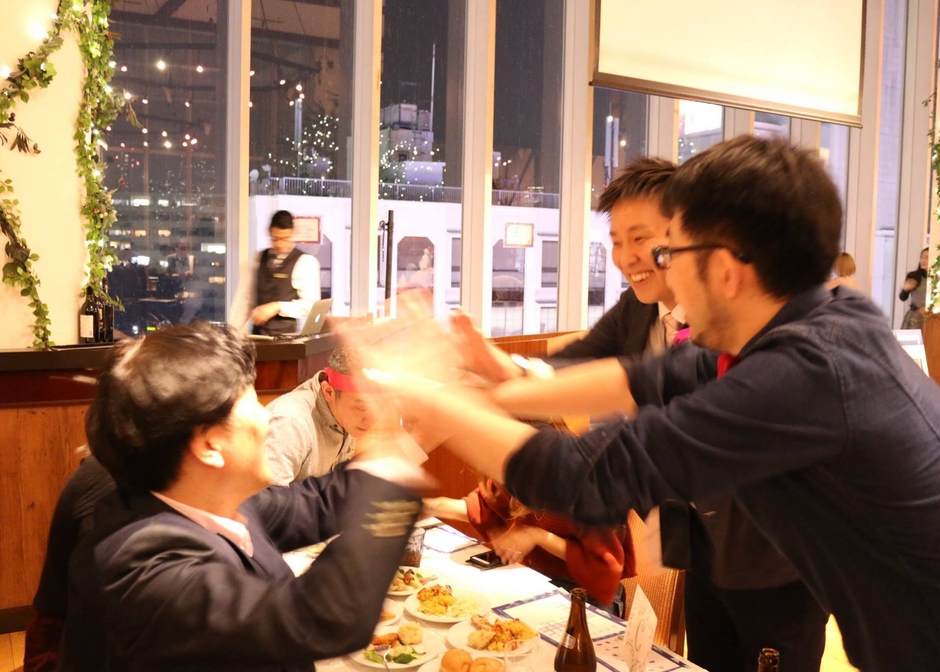 「ナゾバーサリー」を活用した周年イベントで社員が楽しんでいるイメージ