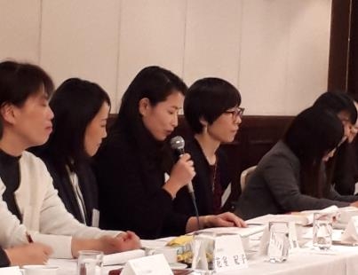 討議の場で発表する神原ロジスティクス社員(左から3番目)