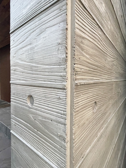 深掘りで立体感ある木目模様