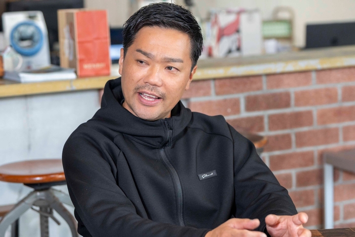 シギット・プルワント氏の働きぶりについて語る山脇 慎太郎氏