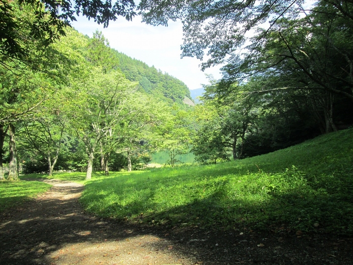 湖畔広場