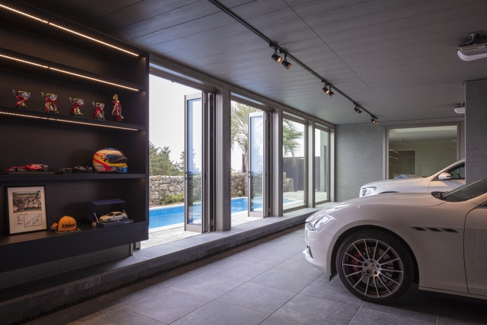 3台分のビルトインガレージは庭とプールに繋がる