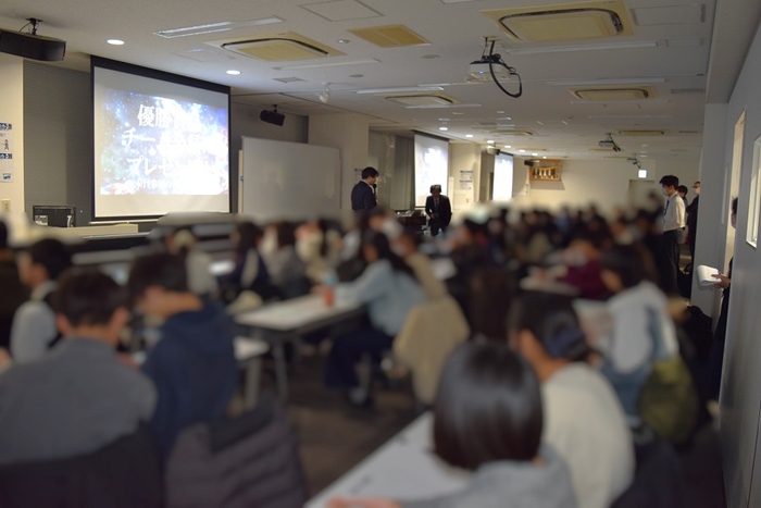 大盛況のフロアの様子