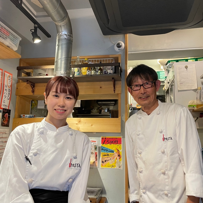 飯田橋副店長（左）と創業社長（右）