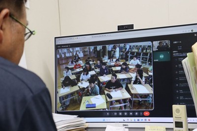  新潟県村上市の小学生にオンライン授業をする山本准教授